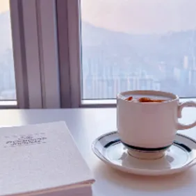 窓辺の街景色とコーヒーとノート